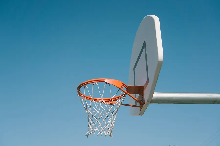 Basketballkorb mit Brett vor hellem Himmel