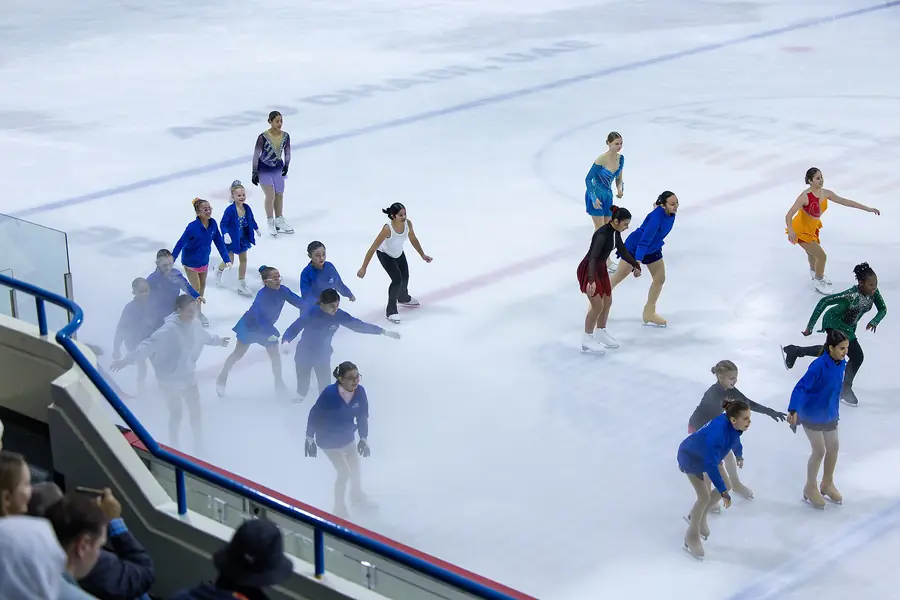 Übungseinheit auf einer Eisfläche, mehrere Figuren klein im Hintergrund